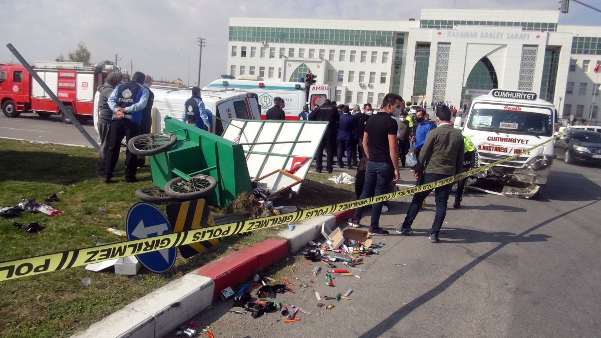 Karaman'da yolcu minibüsüyle çarpışan ambulans devrildi: 10 yaralı