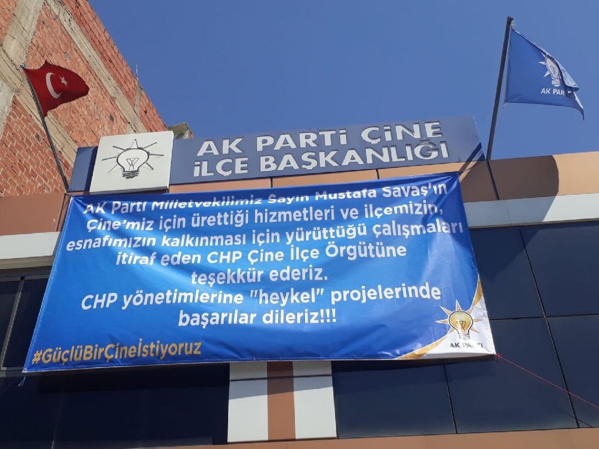Aydın'ın Çine ilçesinde AKP ile CHP arasında pankart kavgası