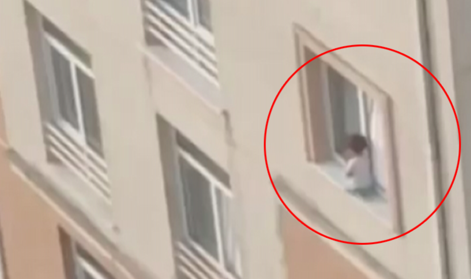 Kayaşehir'de pencere kenarına çıkan çocuğun annesi konuştu