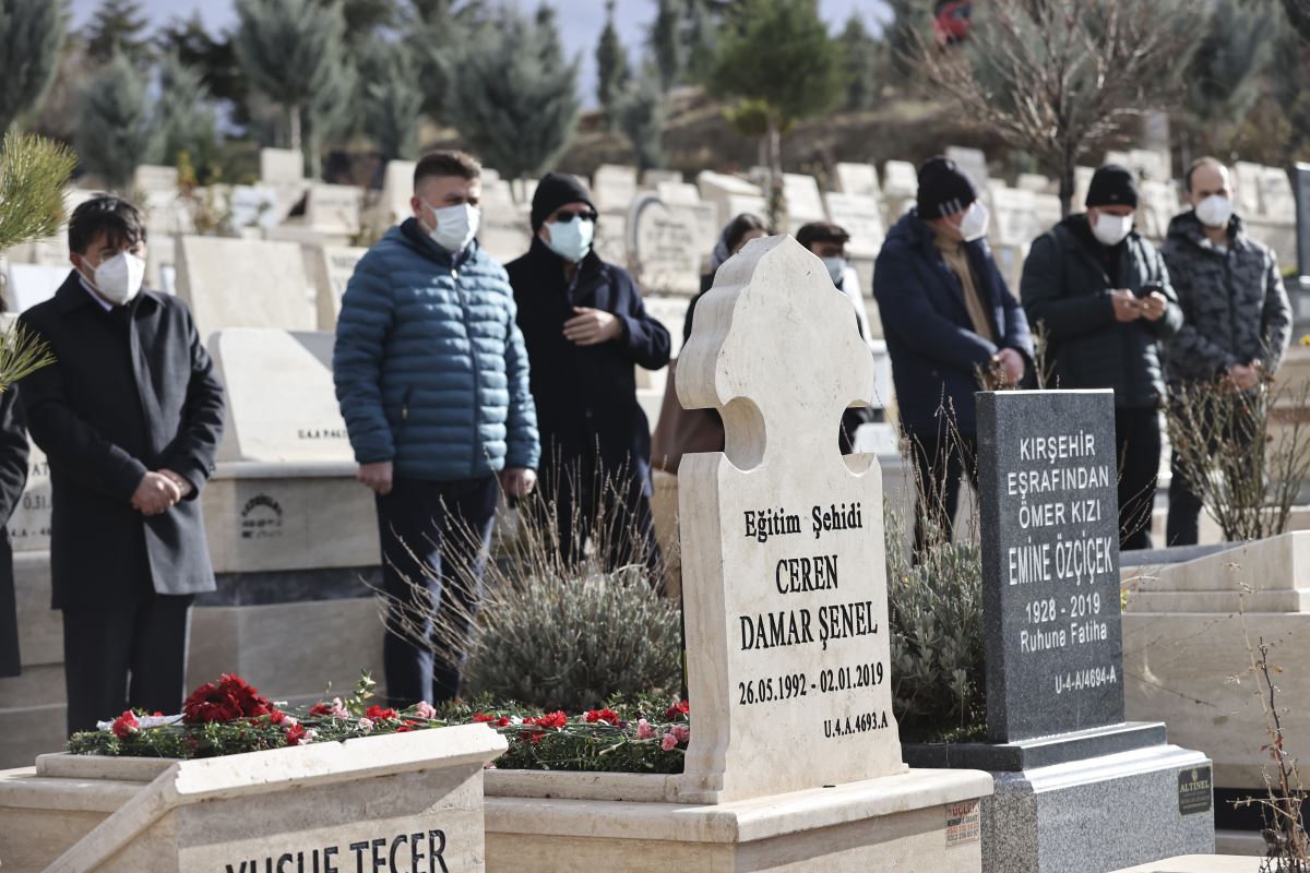 Öğrencisi tarafından öldürülen akademisyen Ceren Damar Şenel mezarı başında anıldı