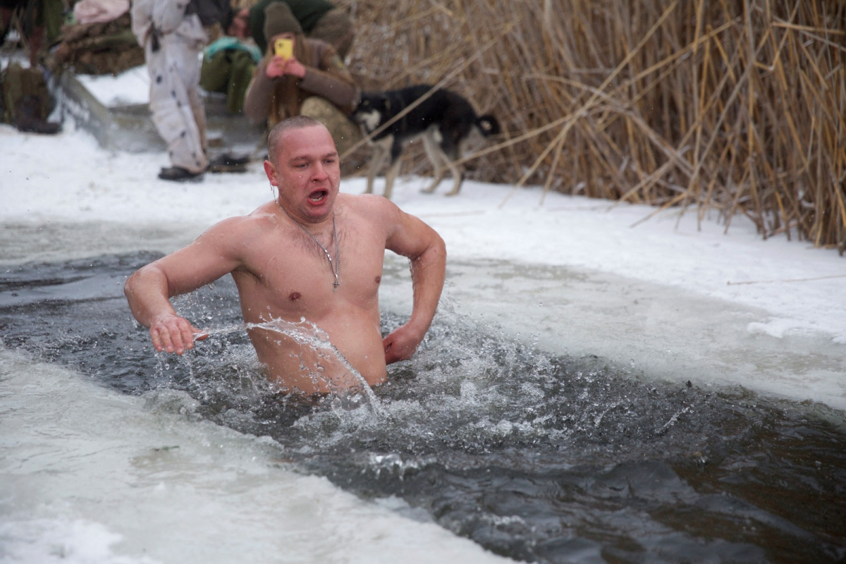 Ortodoks Hıristiyanlar, sıfırın altındaki sıcaklıklara rağmen Epifani kutlaması için buzlu sulara daldı