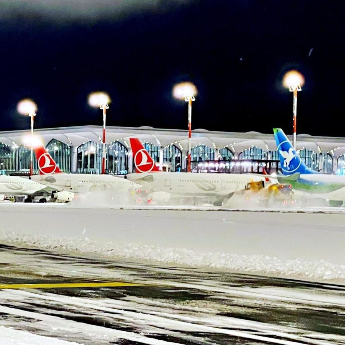 İstanbul'da kar yağışı nedeniyle hava ulaşımı etkilendi
