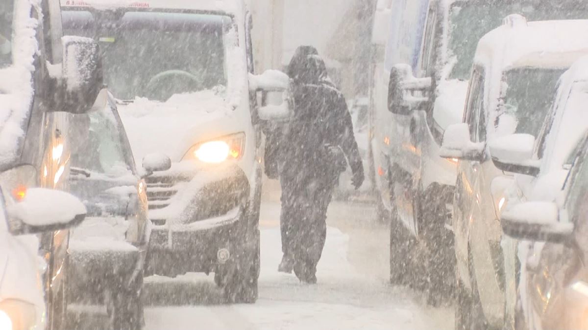 Kar İstanbul'u esir aldı: Yollar, köprüler, havalimanları felç oldu