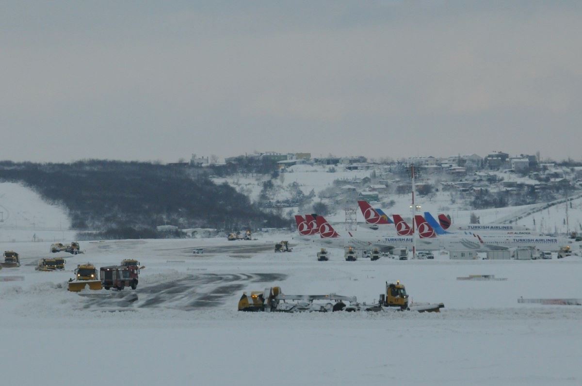 İstanbul Havalimanı devre dışı kaldı, bakanlar Atatürk Havalimanı'na indi