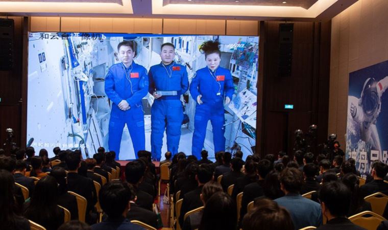 Çinli astronotlar ve gençler, yeni yıla uzay-Dünya görüşmesiyle başladı
