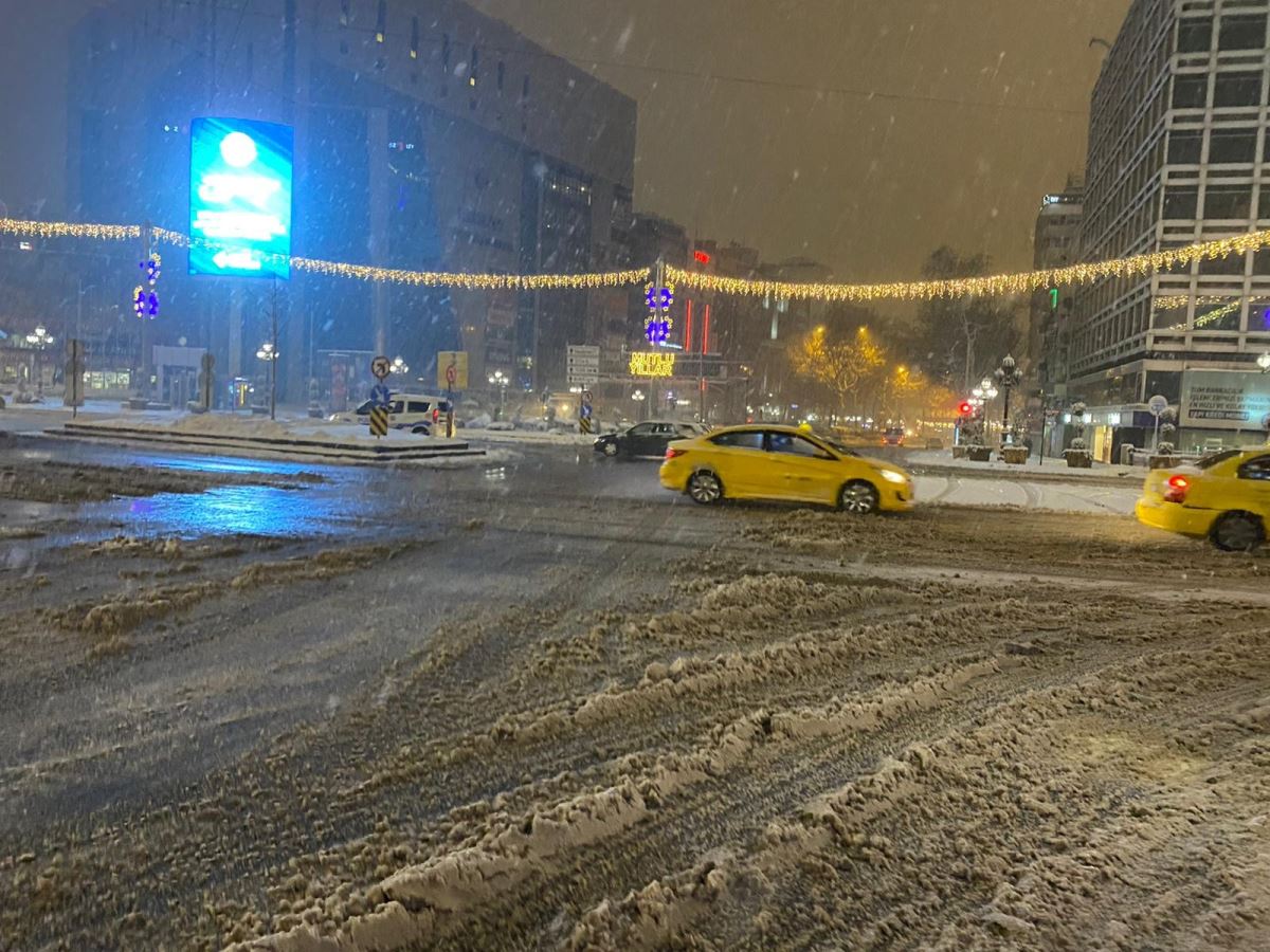 Başkent Ankara kar yağışına teslim: Mansur Yavaş uyardı