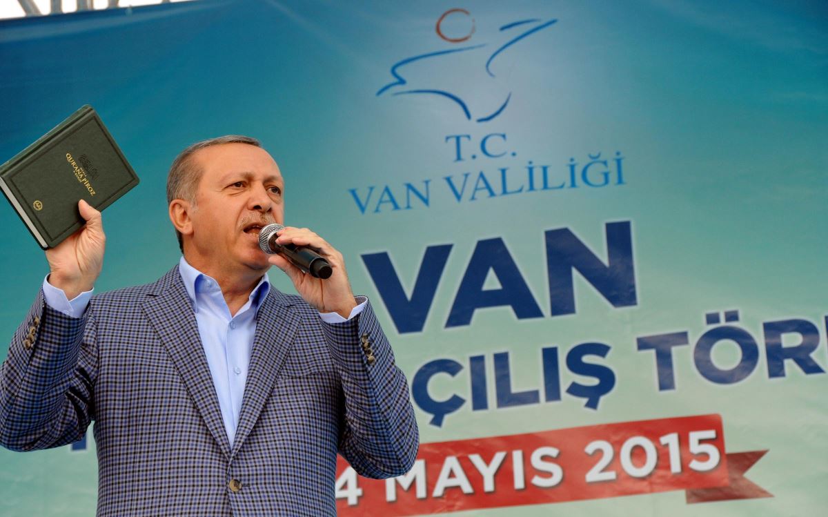 Kürsüye çocuk çıkaran Erdoğan’ın tüketmediği değer kalmadı