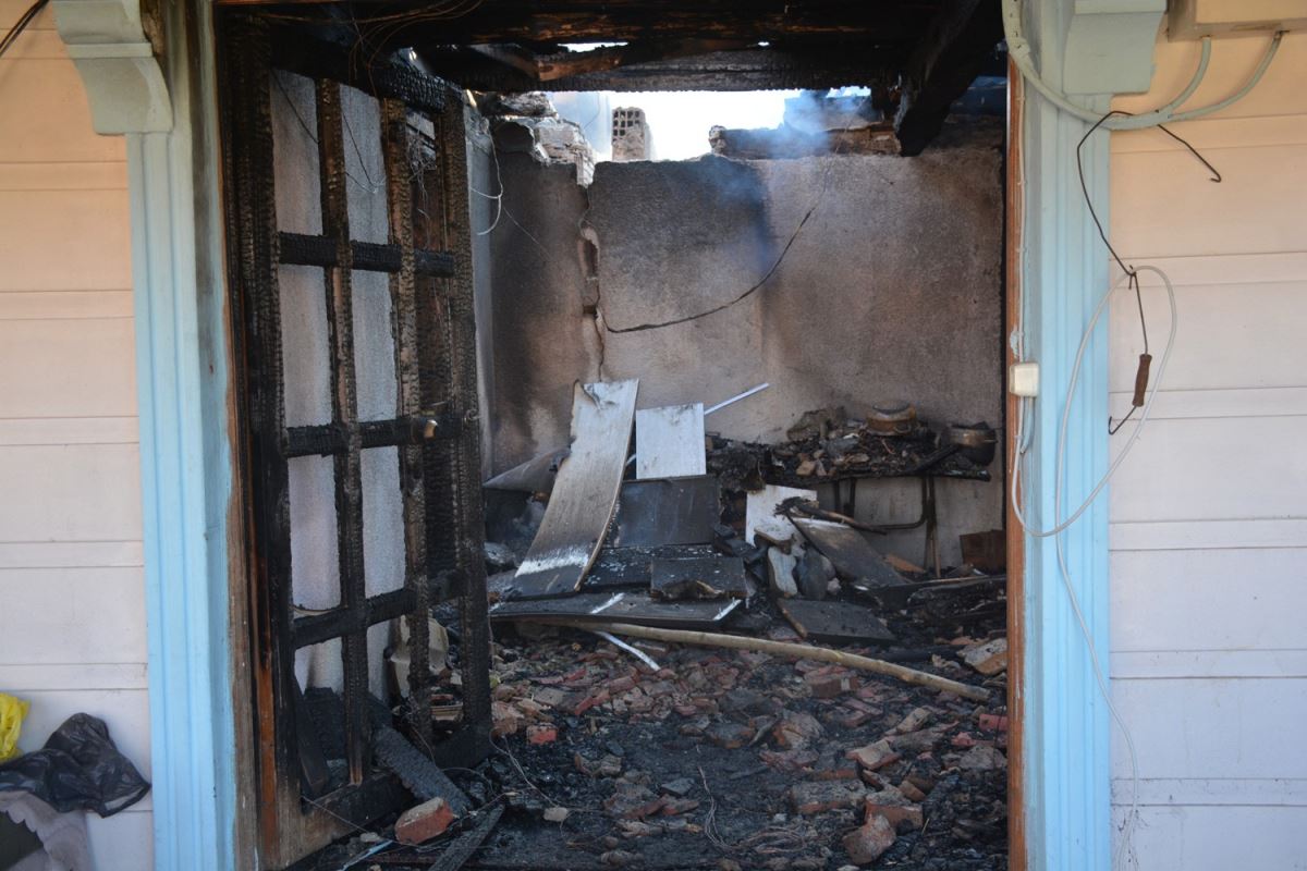 Evi yanan aile yardım bekliyor: İmkanım yok