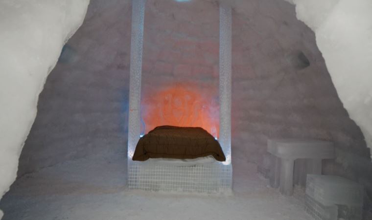 Uludağ’ın ‘iglo evleri’ 4 ton buzdan inşa edildi