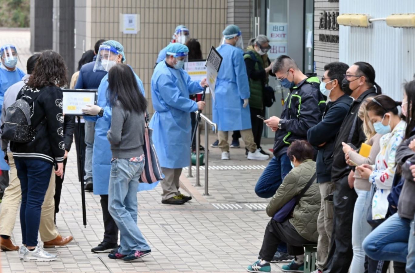 Hong Kong'da Omicron vakalarıyla başa çıkamayan hastaneler, hastaları sokaktaki yataklarda yatırıyor