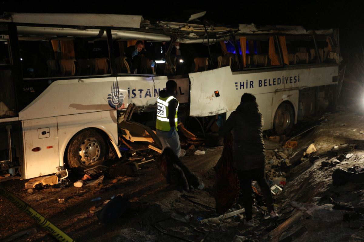 Cenaze yakınlarını taşıyan yolcu otobüsü devrildi: 2 ölü, 27 yaralı