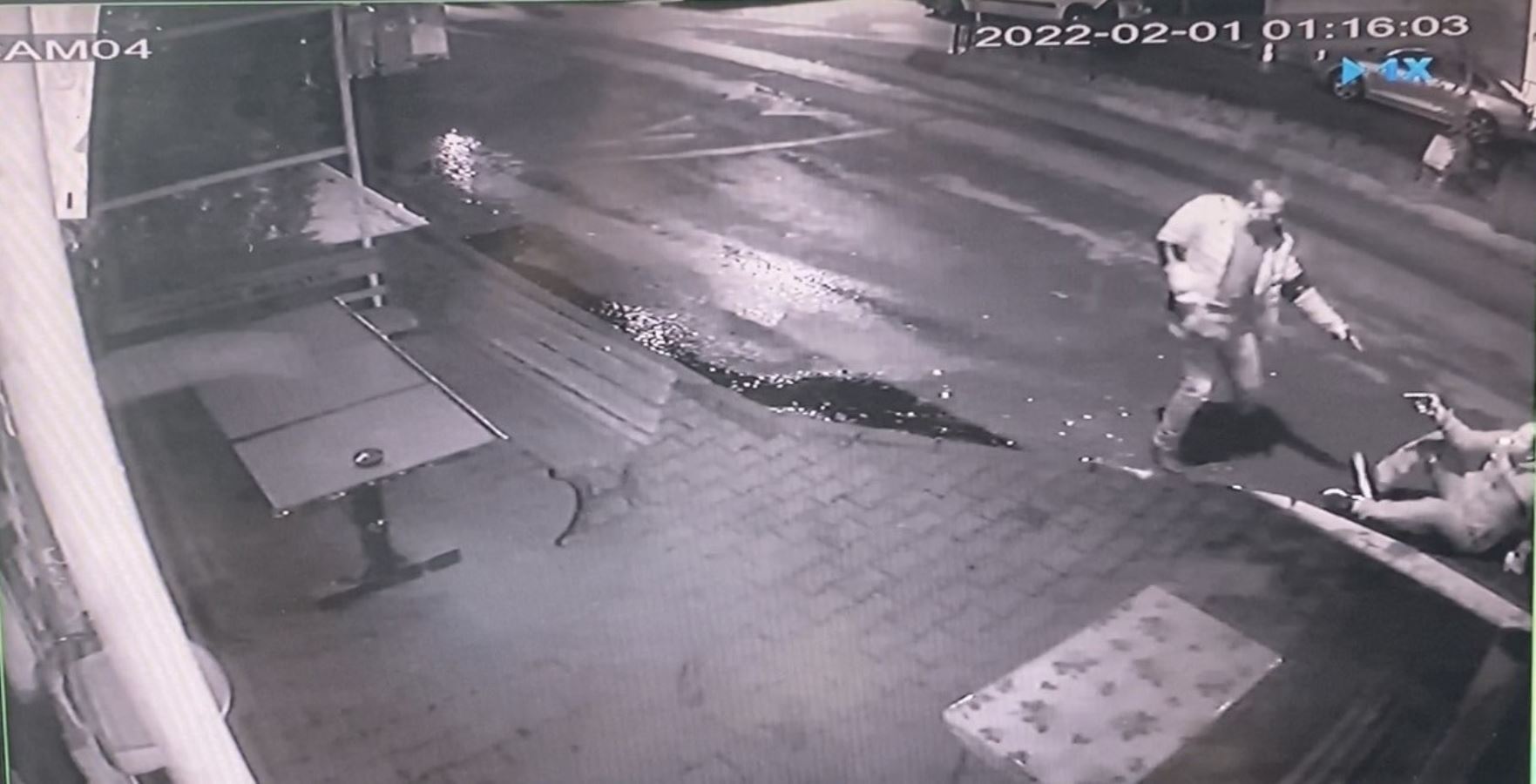 İstanbul’da silahlı “köpek besleme” kavgası: Çatıştı, kafasını tekmeledi, yetmedi yerde vurdu
