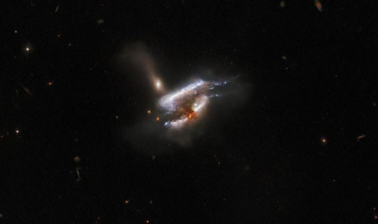 Hubble, üç galaksinin iç içe geçtiği anı yakaladı