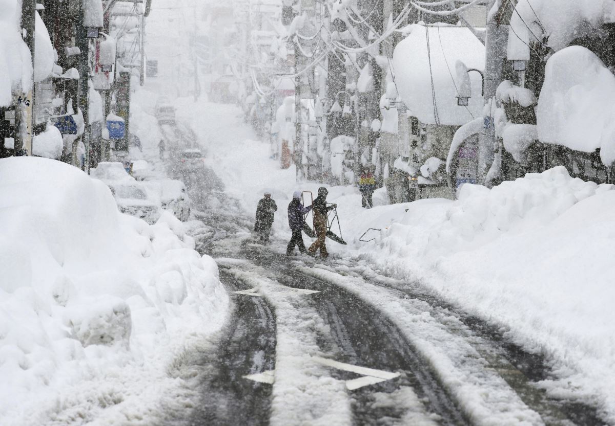 Japonya'da şiddetli kar yağışı hayatı olumsuz etkiledi
