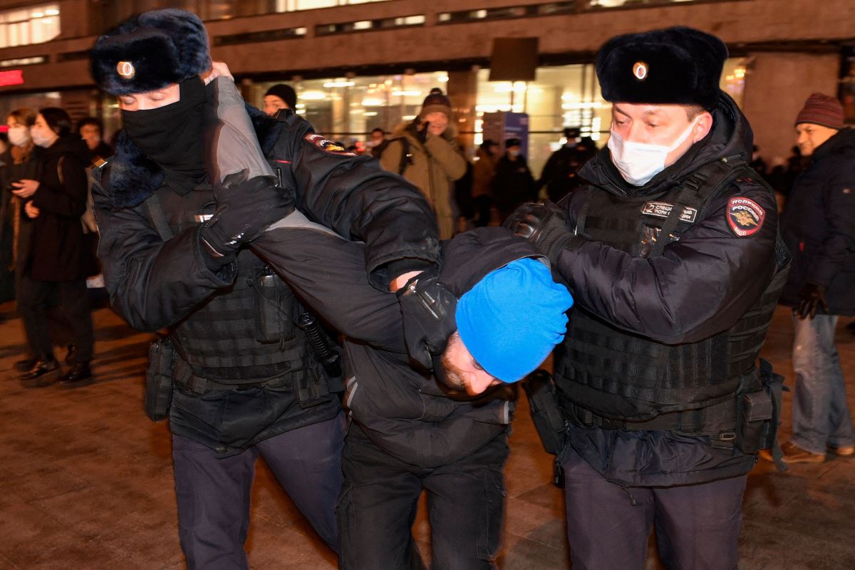 Moskova'da polisten savaş karşıtlarına sert müdahale