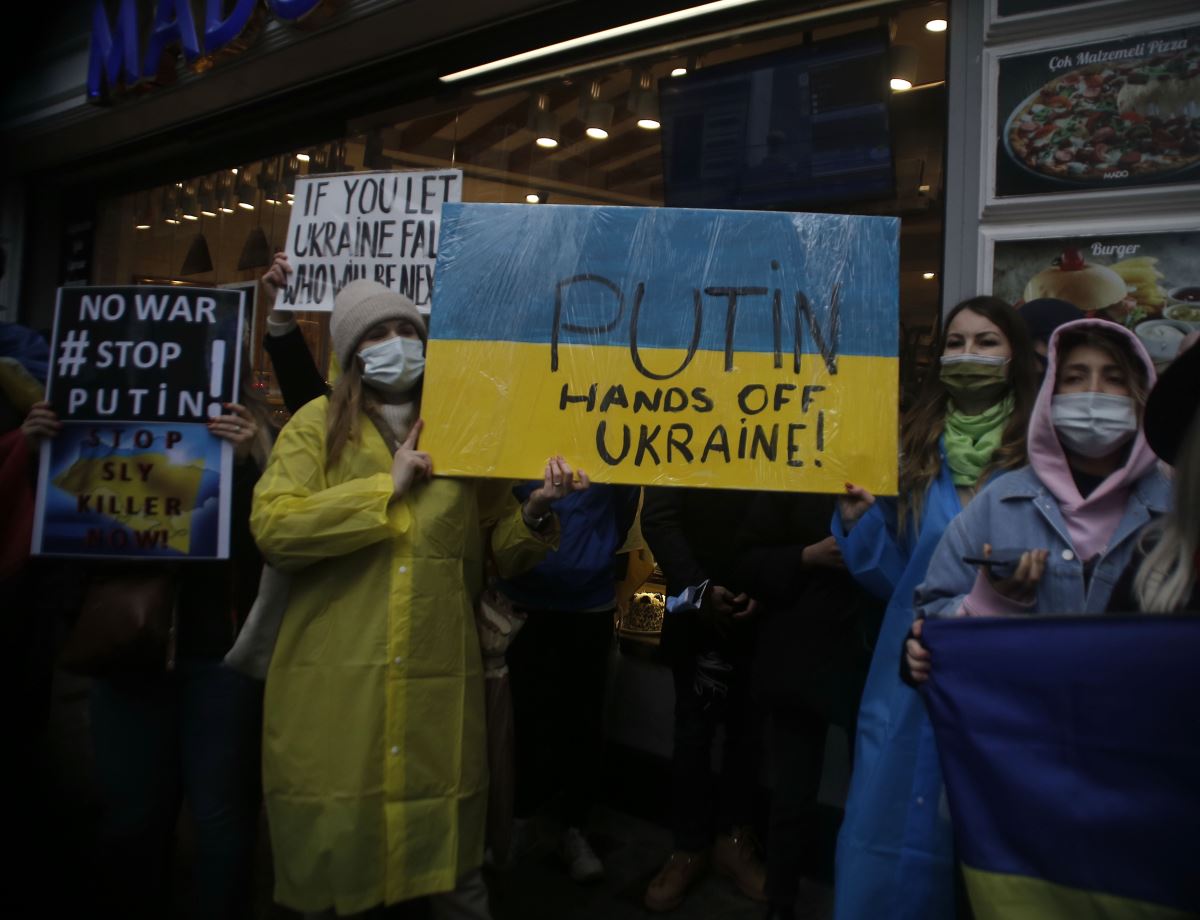 Ukraynalılardan Rusya Başkonsolosluğu önünde protesto