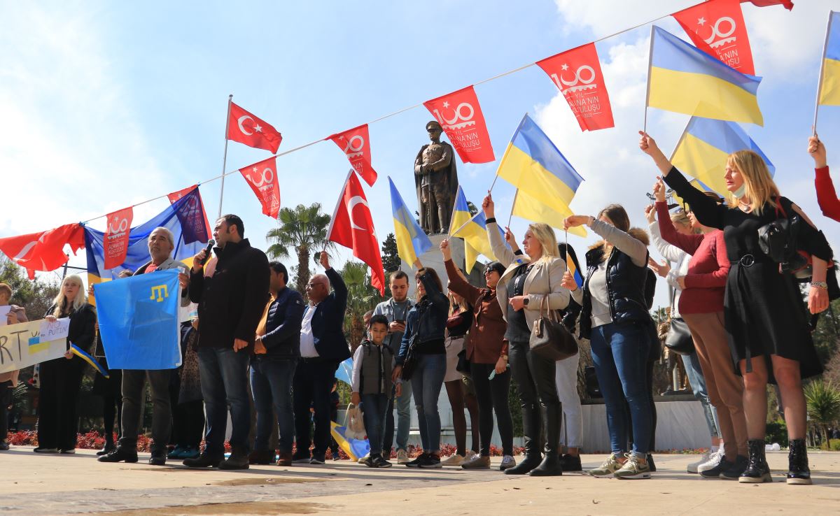 Adana'da yaşayan Ukraynalılardan Rusya protestosu