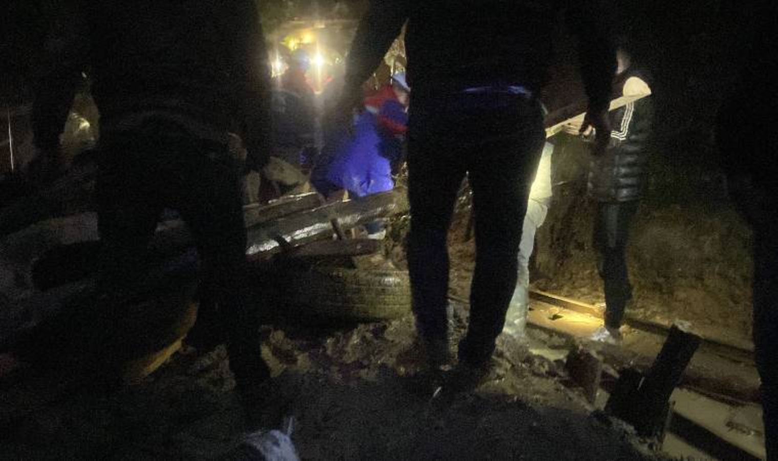 Kaçak maden ocağında göçük: 2 işçi mahsur kaldı