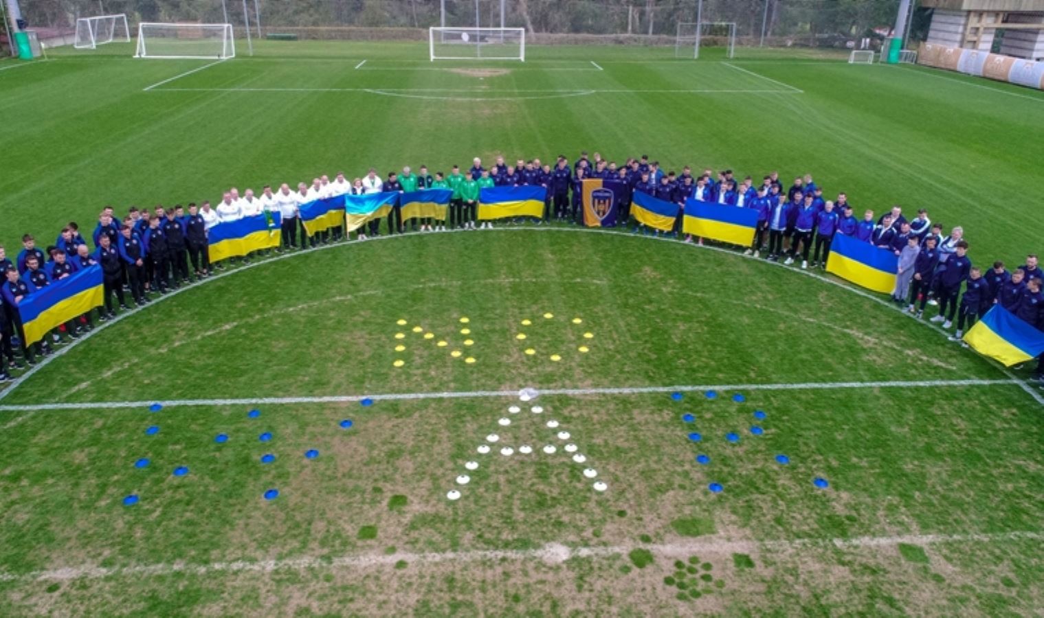 Antalya'da bulunan Ukraynalı futbol takımlarından 'Savaşa Hayır' çağrısı
