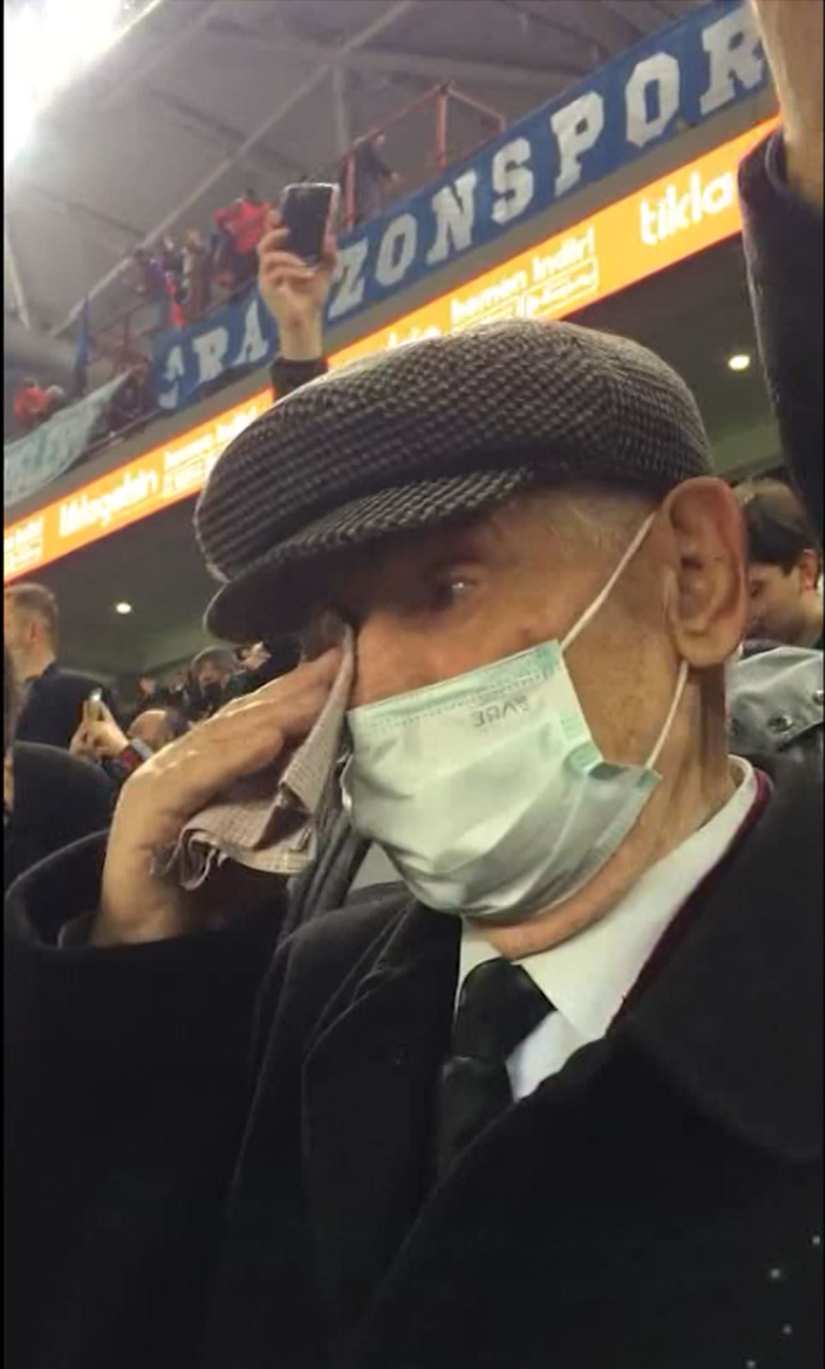 Stadyumda galibiyet sonrası gözyaşı döken 77 yaşındaki taraftar: Çok sevinçliyim