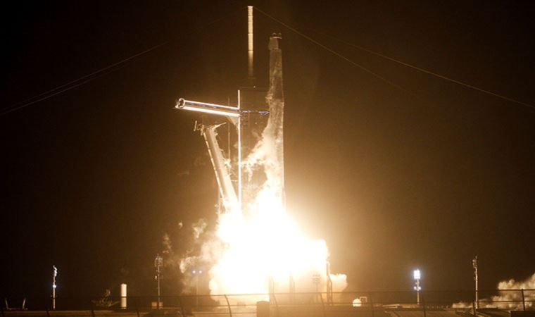Ay'a çarpması bekleniyordu: Elon Musk'ın kayıp roketi görüntülendi