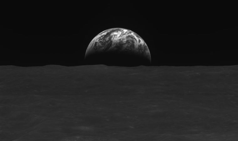 Ay yüzeyi ve Dünya siyah-beyaz görüntülendi