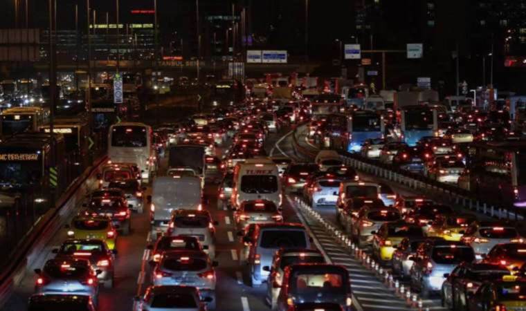 İstanbul'da trafik kilit: Yoğunluk yüzde 90 oldu!
