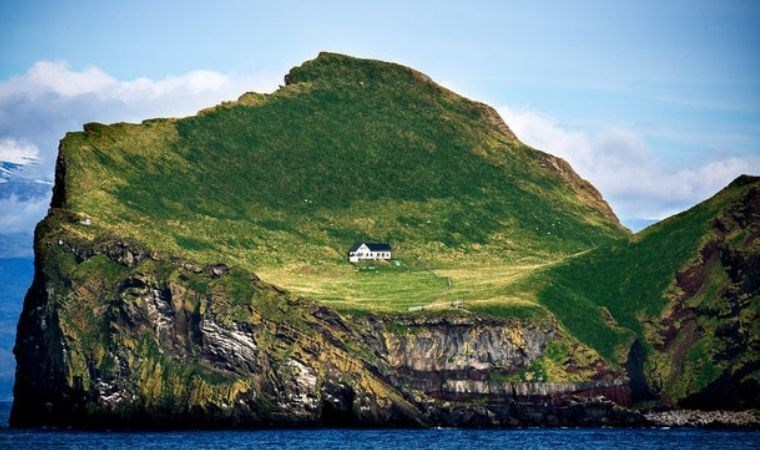 Dünyanın en yalnız evi! 100 yıldır ıssız bir adada gizemini koruyor