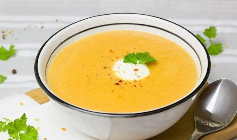 Evdeki malzemelerle 30 dakikada hazırlayabileceğiniz pratik lezzet: Sütlü Patates Çorbası tarifi...