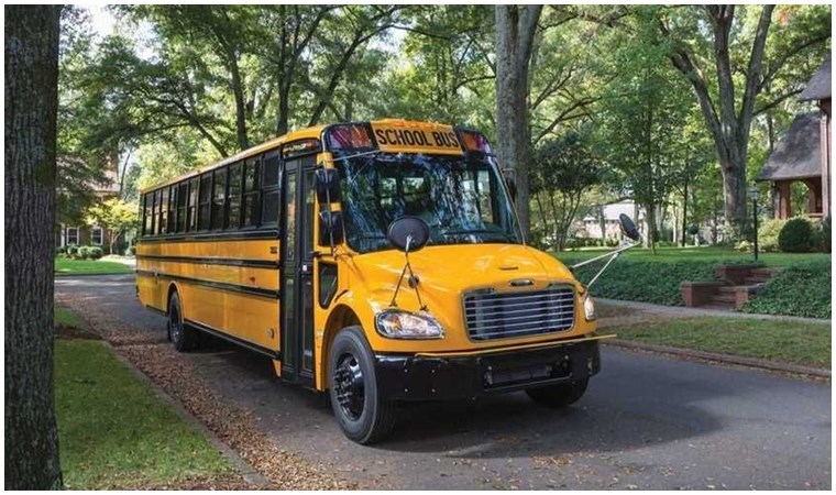 Eski okul otobüsü üreticisi zamana ayak uydurdu: 1000'inci elektrikli okul otobüsünü teslim etti...