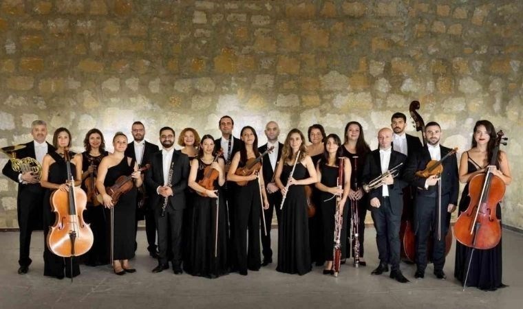 Kuzey Kıbrıs Senfoni Orkestrası, Rengim Gökmen yönetiminde, Rüya Taner solistliğinde sahnede