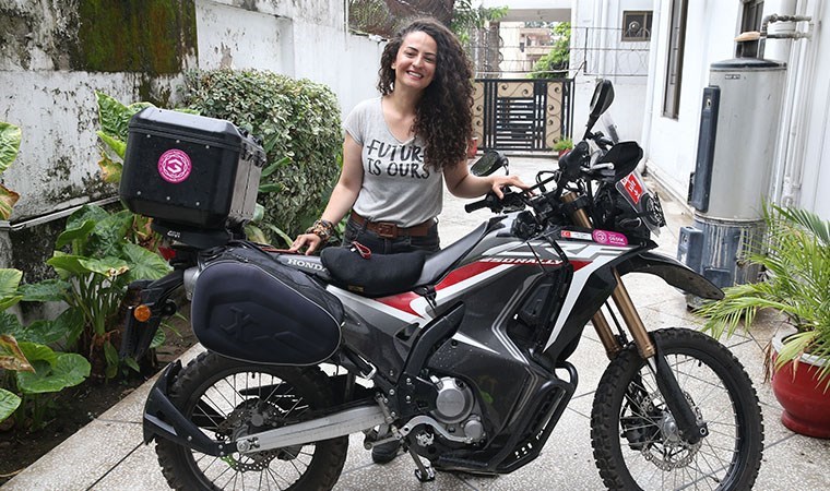 Özgürlüğün keşif yolculuğu: Akademisyen ve yazar Özbay motosikletiyle 'dünyanın çatısı'na çıktı
