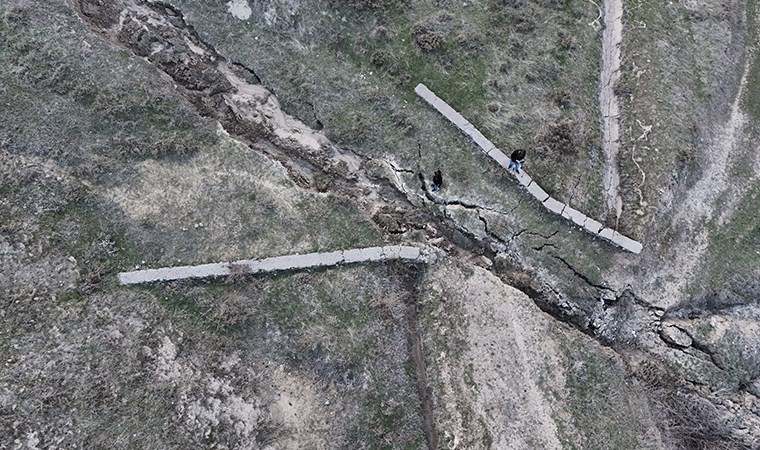 Elazığ depremi Bingöl'ü vurdu: Su kanalında kayma ve yarıklara neden oldu