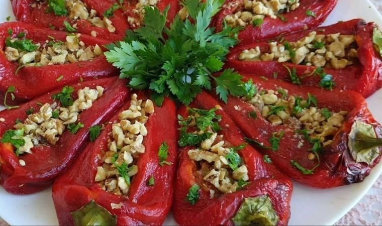 Kırmızı biberin en lezzetli hali: Arnavut Dolması tarifi...