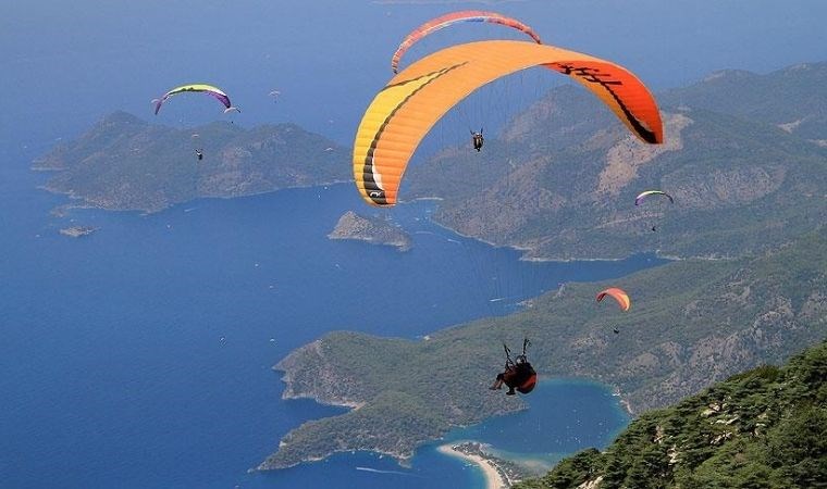 Tatilde Babadağ'dan 4 bin kişi yamaç paraşütüyle uçtu