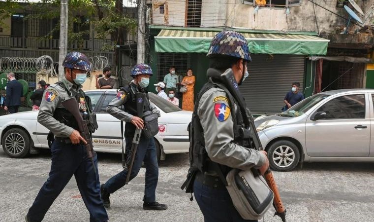 Myanmar'da 13 sınır polisi Bangladeş'e kaçtı