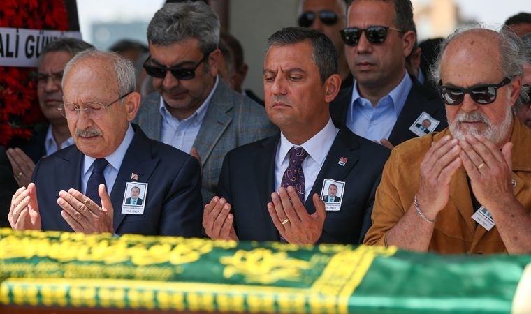 CHP lideri Özel ve Kılıçdaroğlu CHP TBMM Grup Müdürü Bayraktar’ın cenaze namazını birlikte kıldı