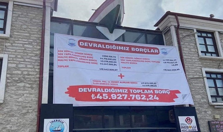 MHP'li başkan AKP'den devralınan borçları belediye binasının duvarına astı