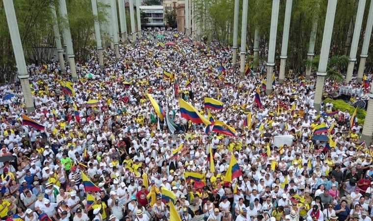 Kolombiya'da hükümet protestosu: Binlerce kişi meydana indi