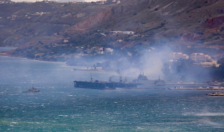 Yunan deniz üssünde yangın: Bölgedeki yerleşim alanları boşaltıldı