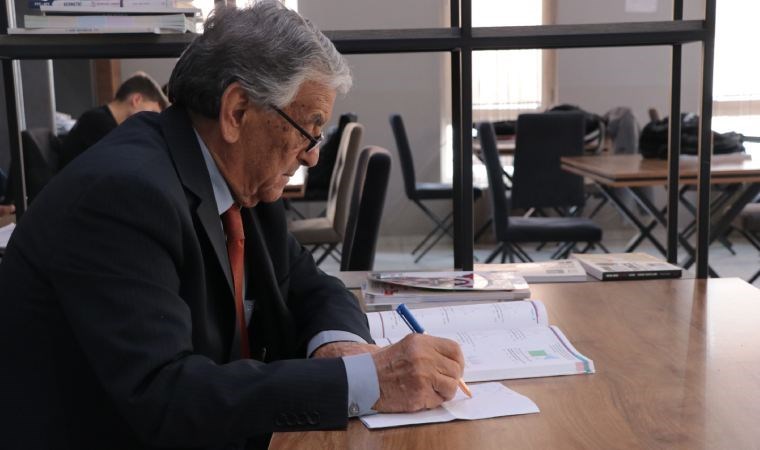 82 yaşındaki öğretmen matematik sorusu çözerek Alzheimer'a direniyor