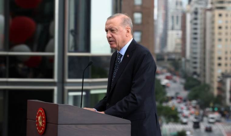 <p><strong>"AKP ÇEVRESİ KAZANCINI RİSKE ATMAK İSTEMEZ"</strong></p><p>Analize göre bu nedenlerden ilki, <strong>"Erdoğan'ın AKP aracılığıyla Türkiye'nin siyasi kurumlarını ya oyduğu ya da kendi iradesine göre şekillendirdiği gerçeği. Bu bağlamda, yapılacak seçimlerin özgür ve adil olacağını hayal etmek zor. İkincisi ve daha önemlisi ise Erdoğan'ın yirmi yıllık görev süresi boyunca AKP çevresinden insanların çoğu zaman şüpheli araçlar ve uygulamalar yoluyla zengin ve güçlü hale gelmiş olması."</strong></p>