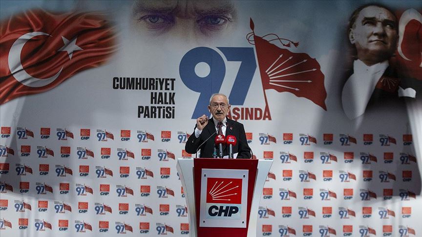 <h3>CHP</h3><p>Kararsızlar dağıtılmadan: Yüzde 20</p><p>'Kararsızlar, protesto oy ve cevap yok' yanıtları oransal olarak dağıtıldığında: Yüzde 25,8</p><p>Kararsız ve cevap vermeyenlere yöneltilen "Mevcut partiler arasından birini tercih etmek zorunda kalsanız hangisini tercih ederdiniz?" sorusu&nbsp;yöneltildiğinde çıkan sonuç:</p><p>Kararsızlar dağıtılmadan: Yüzde 21,5</p><p>'Kararsızlar, protesto oy ve cevap yok' yanıtları oransal olarak dağıtıldığında: Yüzde 25,4</p>