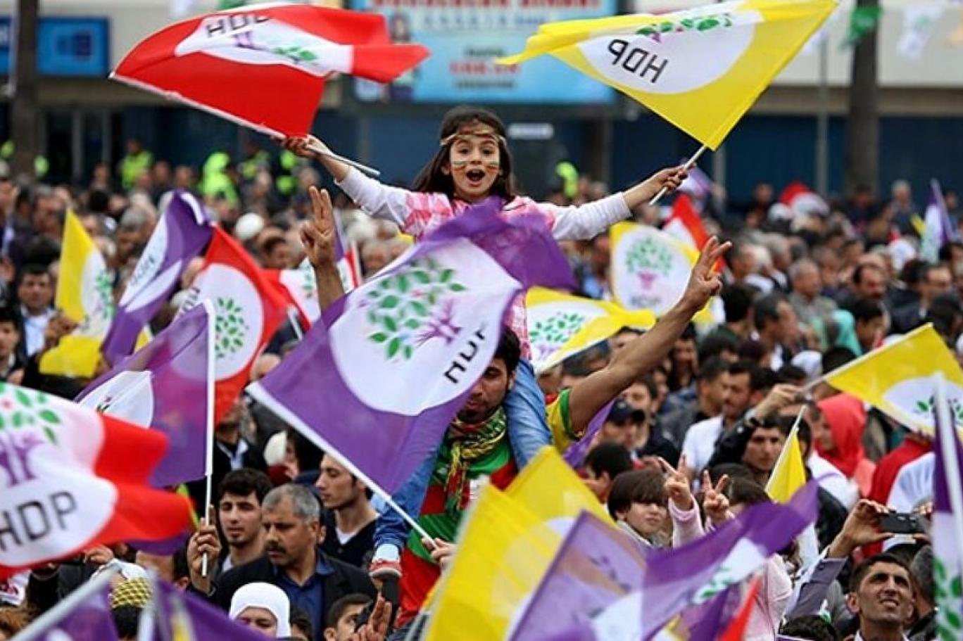 <h3>HDP</h3><p>Kararsızlar dağıtılmadan: Yüzde 8,7</p><p>Kararsızlar, protesto oy ve oransal olarak dağıtıldığında: Yüzde 11</p><p>Kararsız ve cevap vermeyenlere yöneltilen "Mevcut partiler arasından birini tercih etmek zorunda kalsanız hangisini tercih ederdiniz?" sorusu&nbsp;yöneltildiğinde çıkan sonuç:</p><p>Kararsızlar dağıtılmadan: Yüzde 9,1</p><p>Kararsızlar, protesto oy ve oransal olarak dağıtıldığında: Yüzde 10,7</p>