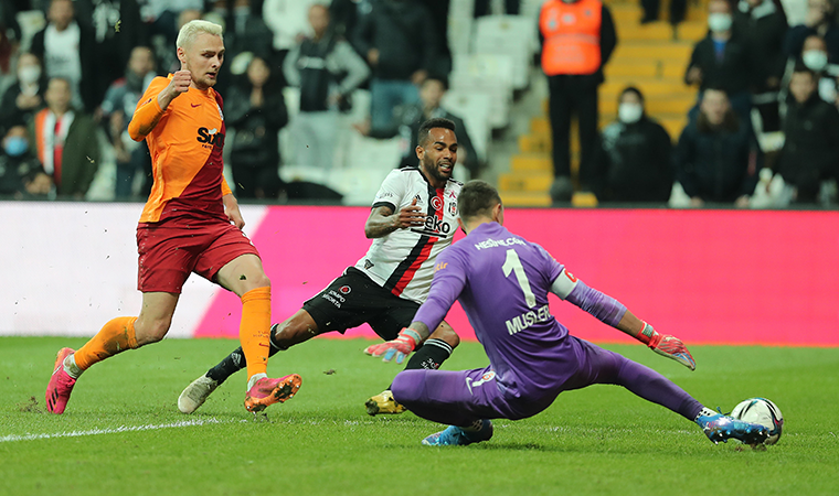 <p>İkinci yarı daha düşük bir tempoda başladı. Devrenin başlamasında 20 dakika sonra eşitlik bir kez daha bozuldu. Beşiktaş'ın Pjanic'le sağ kanattan kullandığı köşe vuruşunda ön direkteki Necip kafayla topu arkaya çevirdi, kale alanı önünde Larin tamamladı ve skoru 2-1 yaptı.</p>