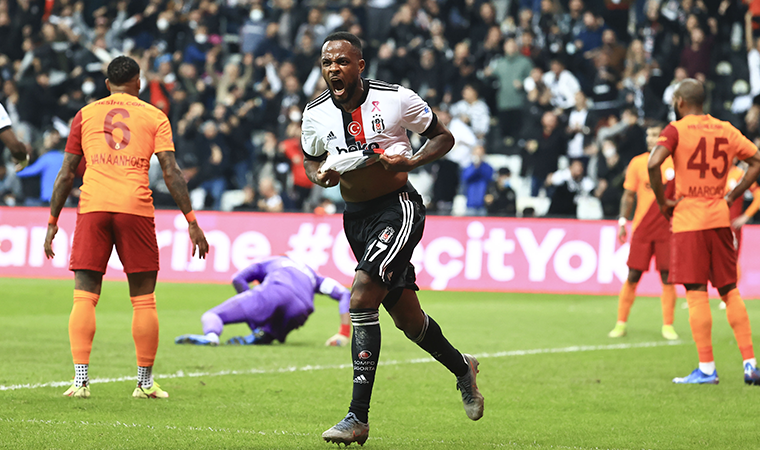 <p>40. dakikada Beşiktaş, Cyle Larin'in golü ile maçta eşitliği yakalıyor. Umut Meraş'ın sol kanattan ceza alanına gönderdiği ortasına yükselen Cyle Larin, Fernando Muslera'dan önce davranarak altıpas içinden gelişine yaptığı kafa vuruşuyla meşin yuvarlağı ağlarla buluşturmayı başardı ve beraberliği sağladı.</p>