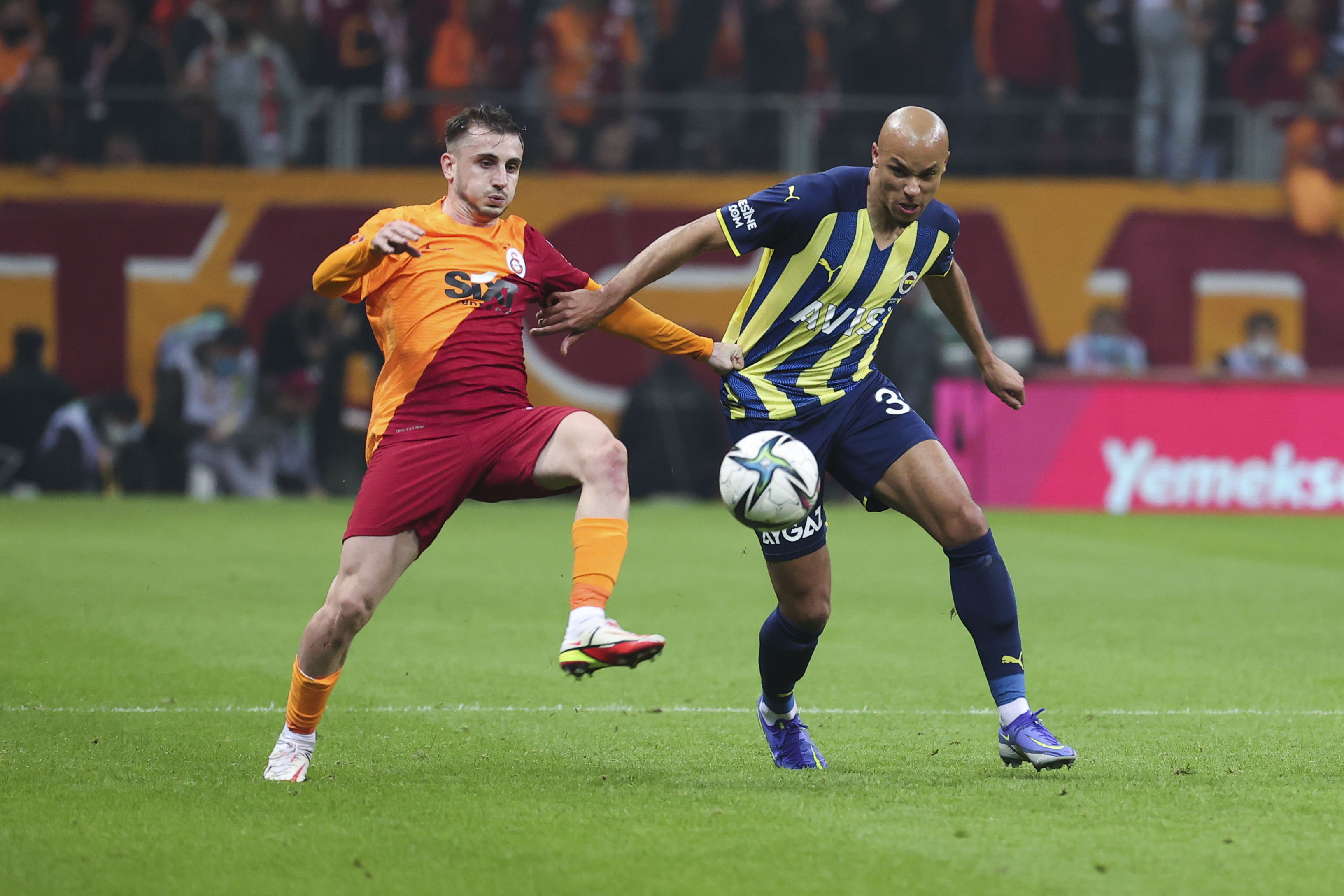 <p>90+6 da Galatasaray teknik direktörü Fatih Terim, itirazları sebebiyle ikinci sarıyı ardından kırmızı kartı gördü. Dev derbi böylece 2-1 Fenerbahçe galibiyeti ile tamamlanmış oldu.</p>