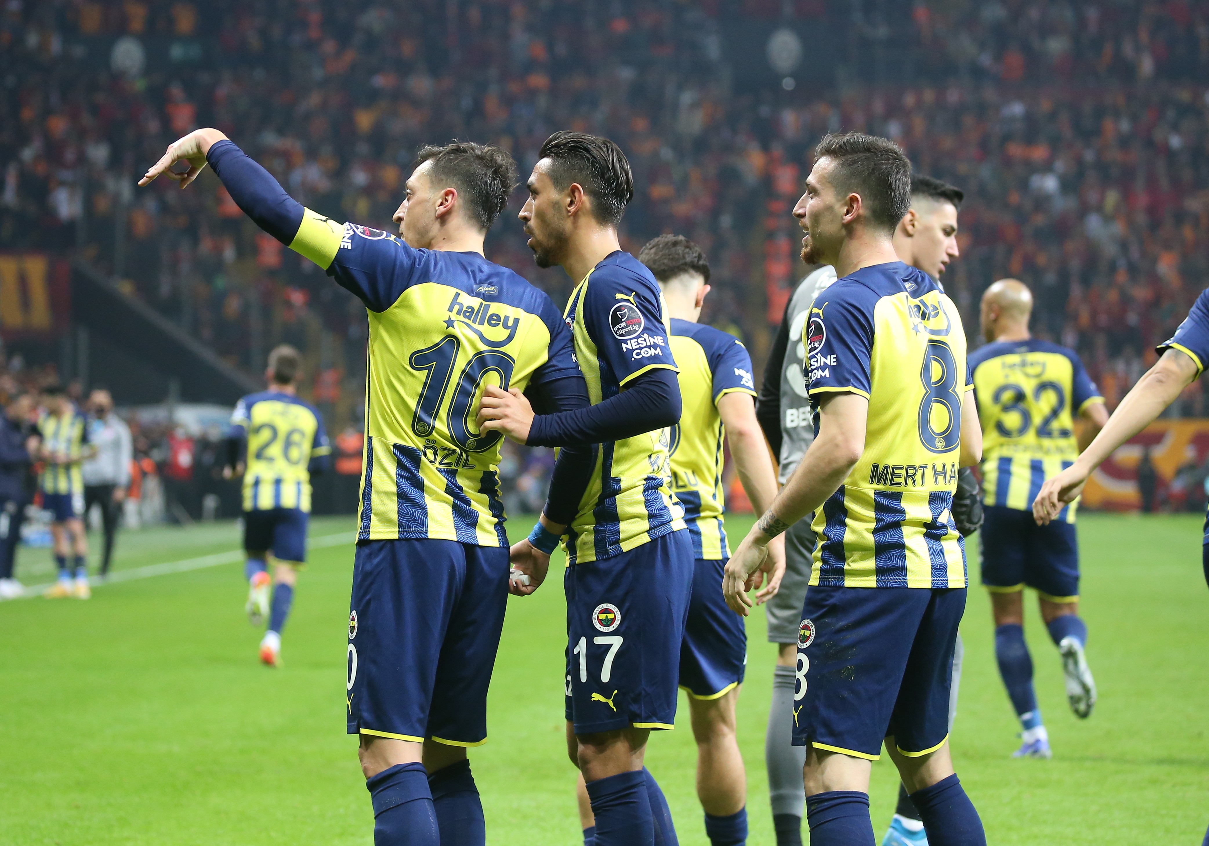 <p>Bu sonucun ardından Fenerbahçe 23 puana yükselirken, Galatasaray 21 puanda kaldı.</p>