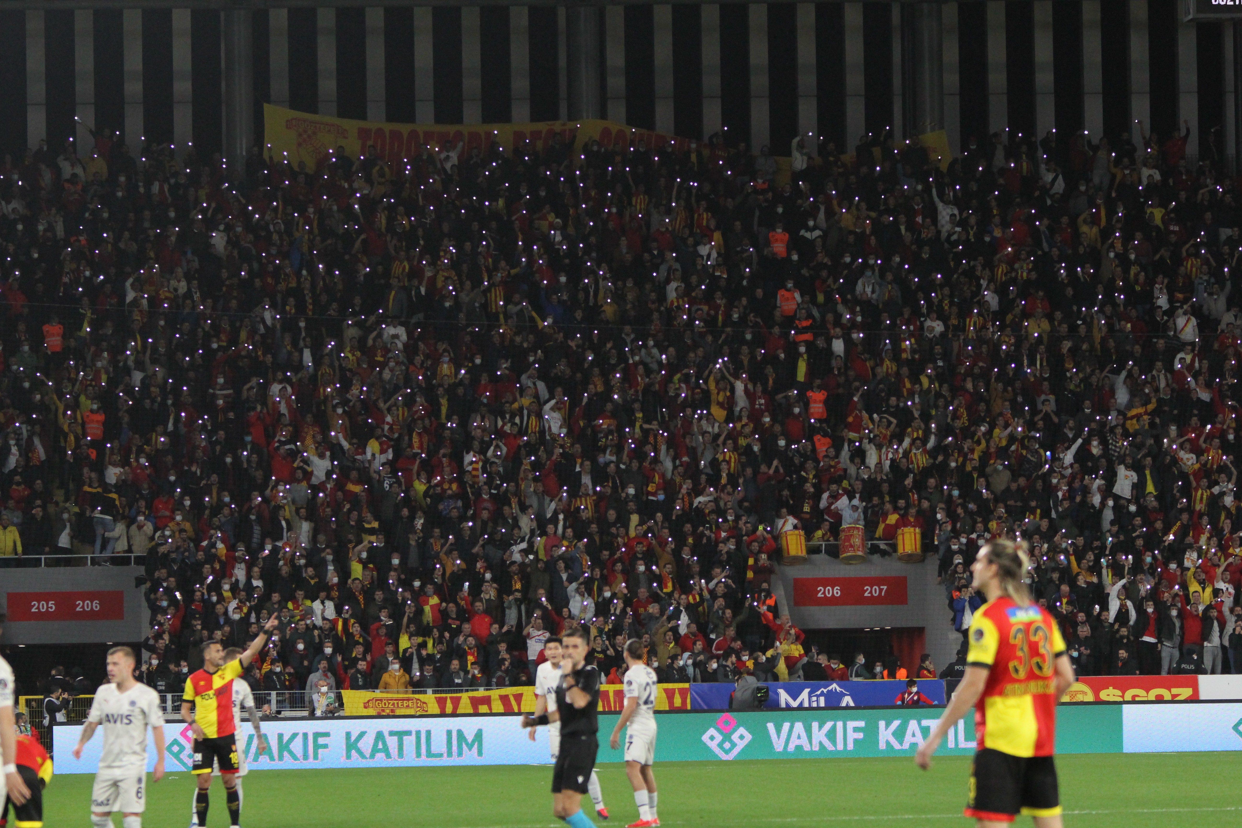 <p>Bu skorun ardından Fenerbahçe 24 puana yükselirken, lider Trabzonspor'un 12 puan arkasında kalmış oldu. Göztepe ise 11 puana yükselirken 18.sıradaki yerini korudu.</p>