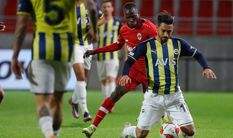 <p>Bir önceki maçta 2-2 berabere kalan iki ekibin mücadelesinde bu sefer Fenerbahçe 3-0'lık net bir galibiyet aldı.</p>